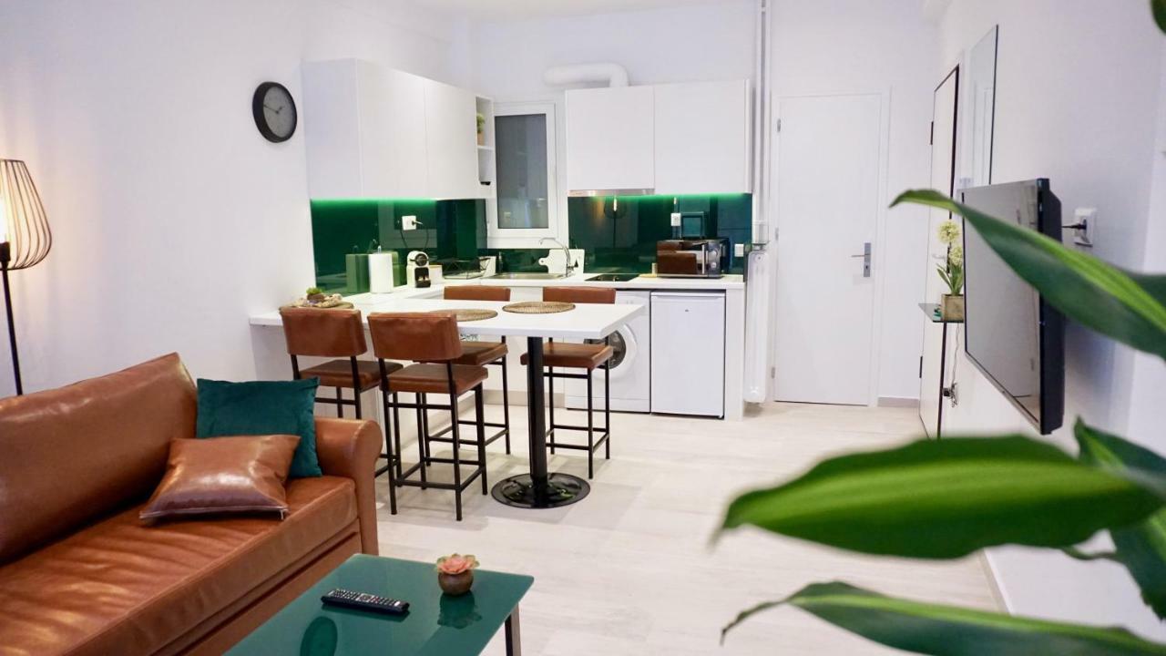 Industrial Style Studio In Athena Bagian luar foto